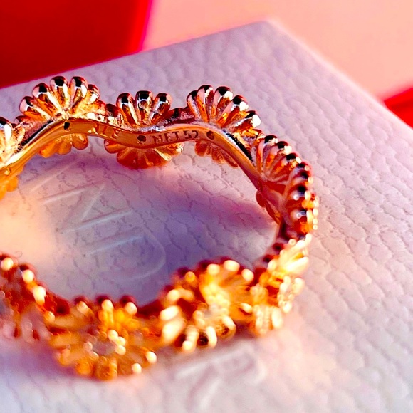 Authentic pandora rose gold daisy ring size 6 💌📩💌📩💍💌📩💍💌📩💍💌📩💍💌📩💍 - Picture 3 of 5